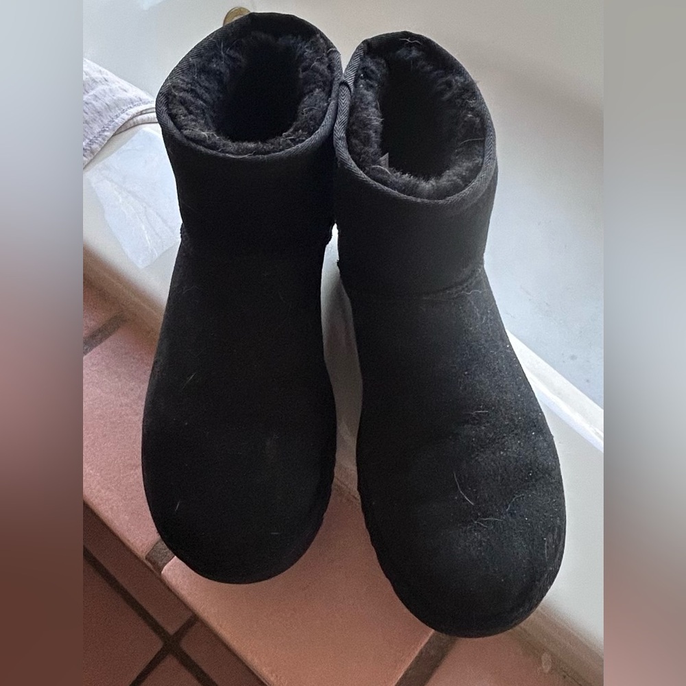 UGG Black Short Suede shearling Ankle Boots 9